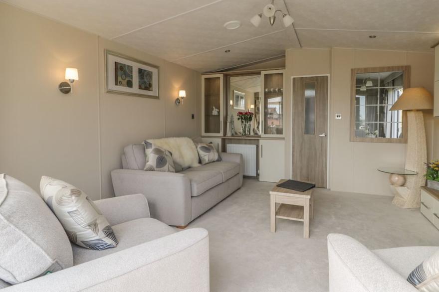 THE SEQUOIA, family friendly, with hot tub in Cloughton