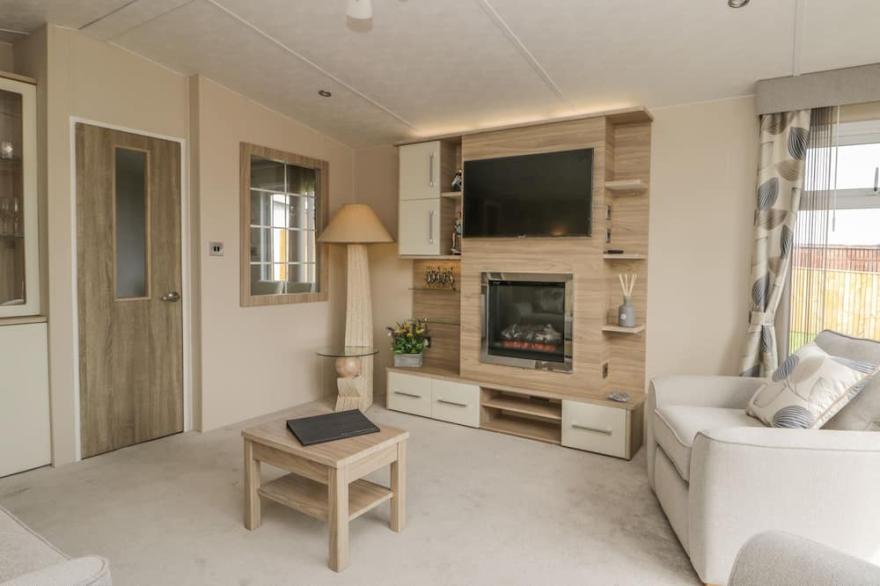 THE SEQUOIA, family friendly, with hot tub in Cloughton