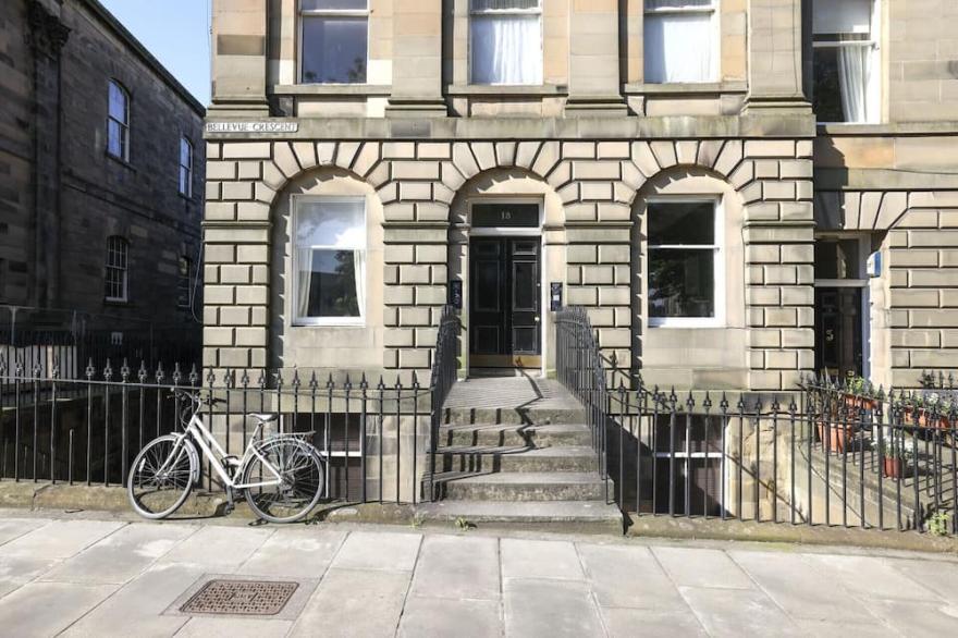 Stunning Ground-floor 2 Bedroom New Town Apartment