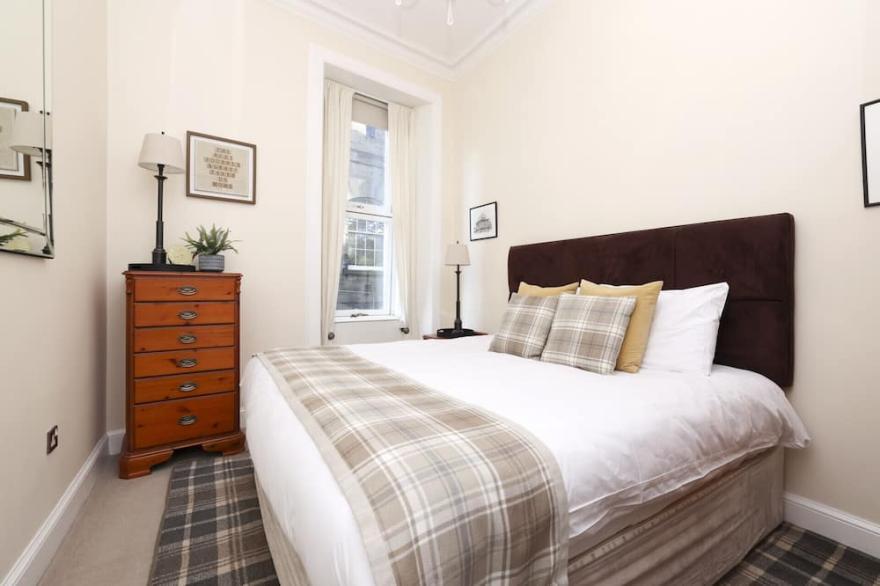 Stunning Ground-floor 2 Bedroom New Town Apartment