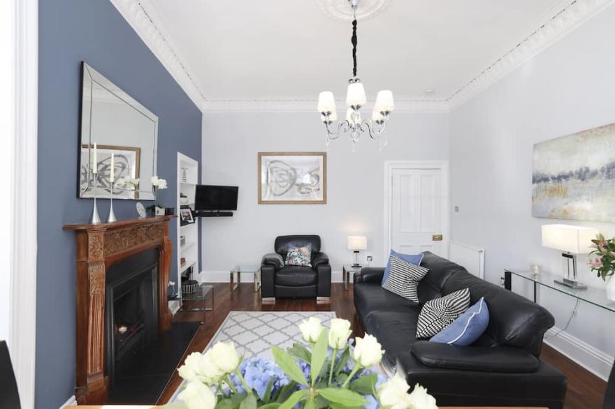 Stunning Ground-floor 2 Bedroom New Town Apartment