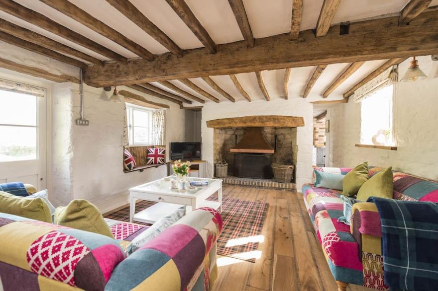 This cottage is situated in a pretty hamlet amid glorious Dorset countryside.