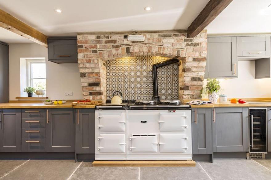 This cottage is situated in a pretty hamlet amid glorious Dorset countryside.