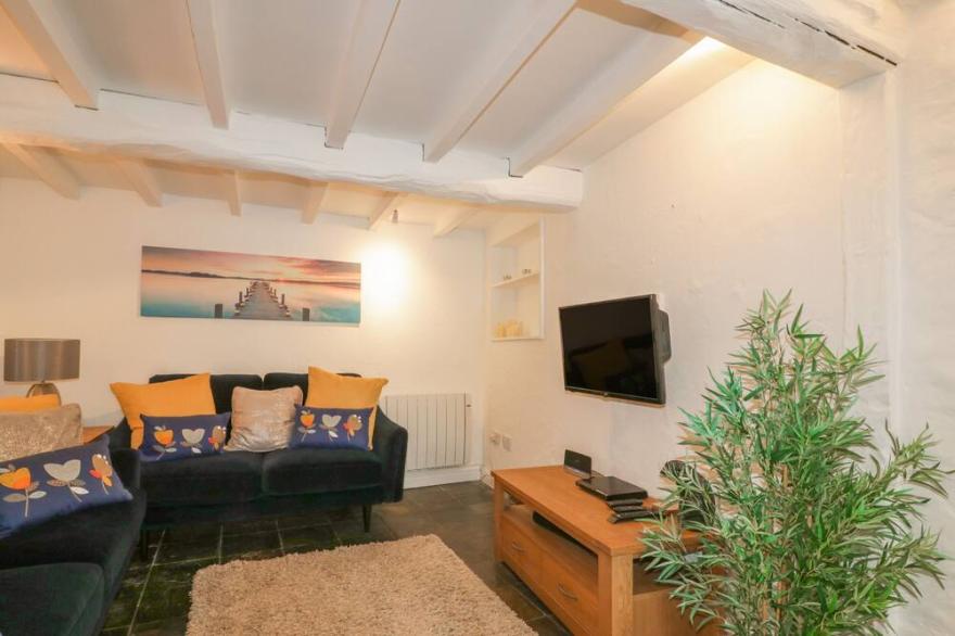 BLACKSMITH'S COTTAGE, pet friendly, with open fire in Crantock