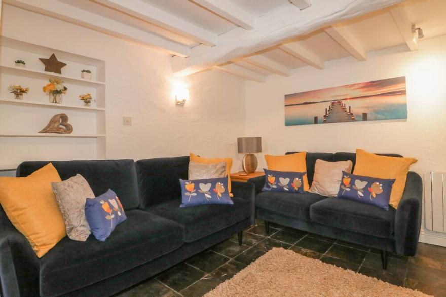 BLACKSMITH'S COTTAGE, pet friendly, with open fire in Crantock