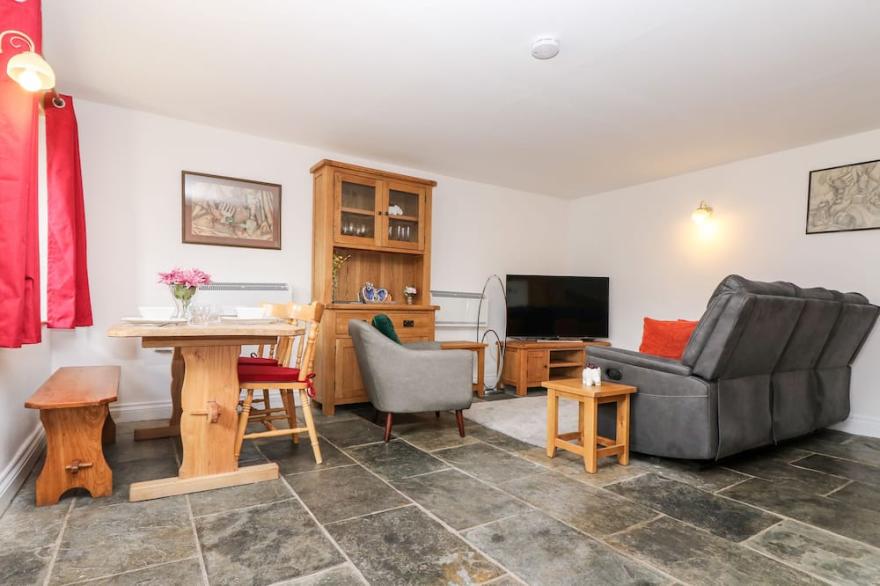 KEEPERS COTTAGE, pet friendly, character holiday cottage in Liskeard