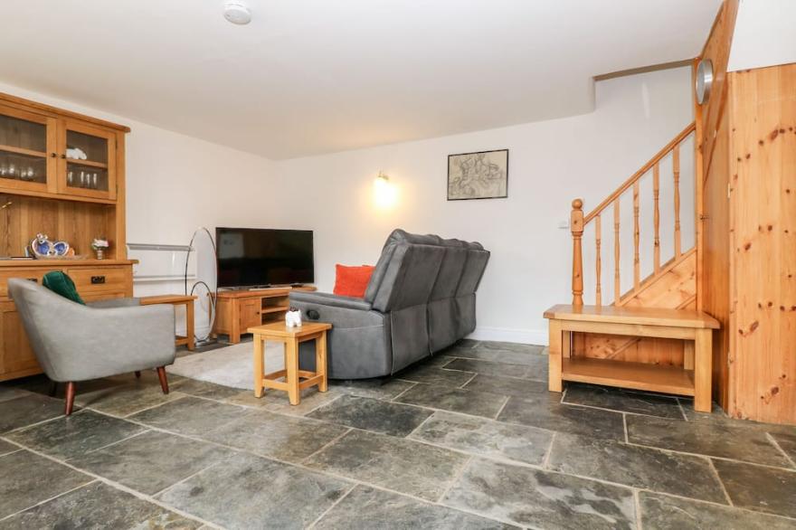 KEEPERS COTTAGE, pet friendly, character holiday cottage in Liskeard