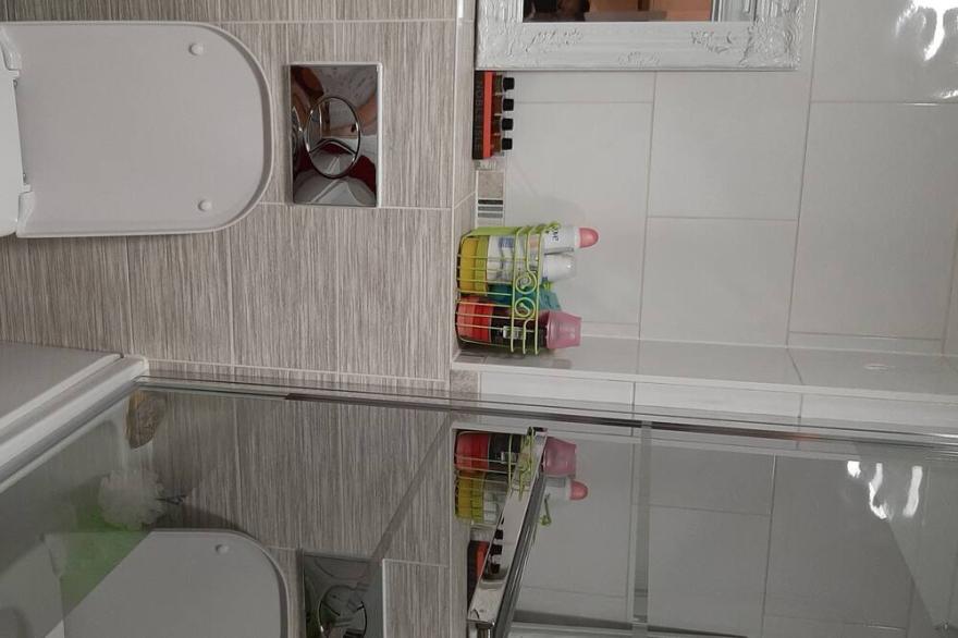 2 Double rooms with 1 ensuite and 1 separate bathrooms plus kitchen and lounge.