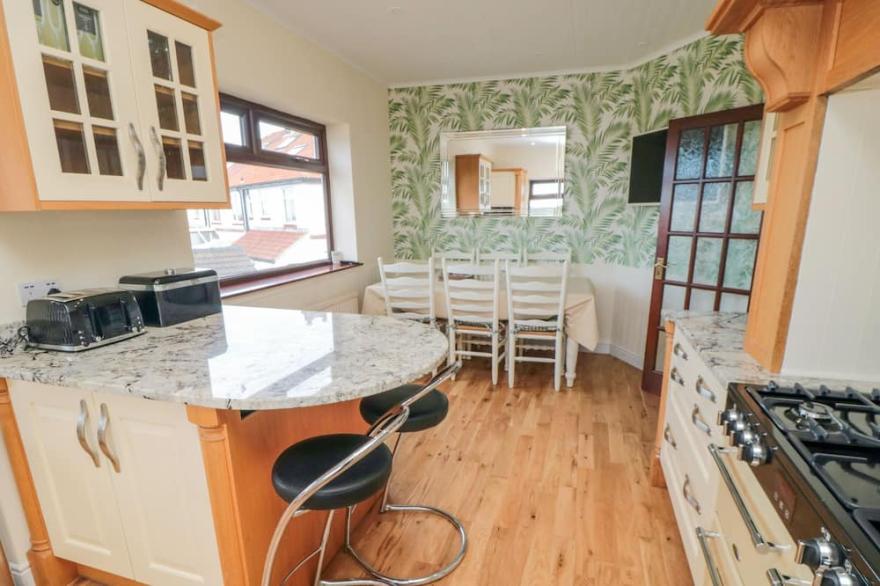 BEACHCREST, pet friendly, character holiday cottage in Whitby