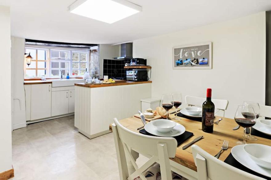 Characterful 2 Bed Cottage in the Brixham Harbour Bowl Mins From The Waters Edge