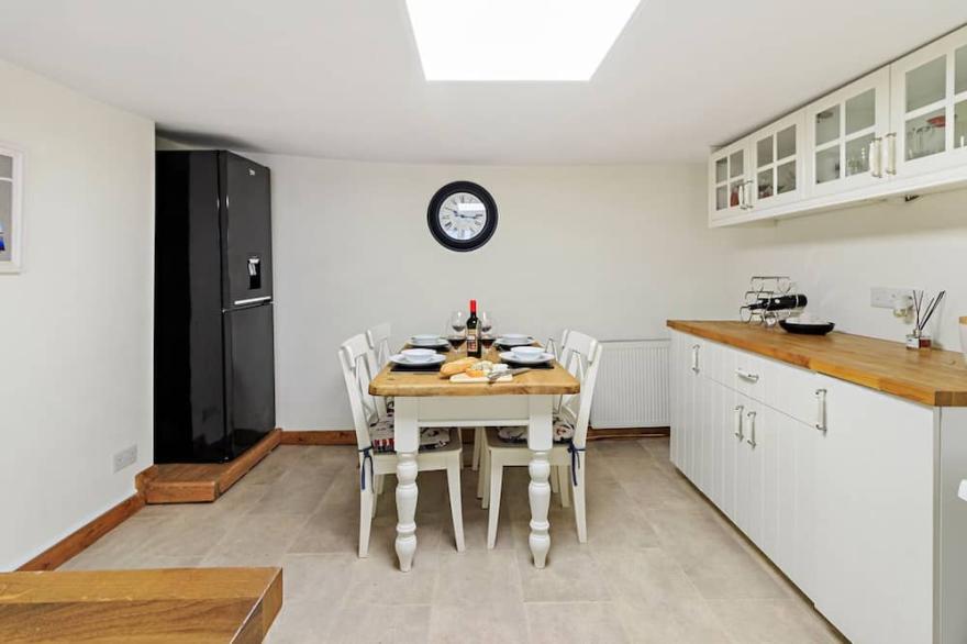 Characterful 2 Bed Cottage in the Brixham Harbour Bowl Mins From The Waters Edge