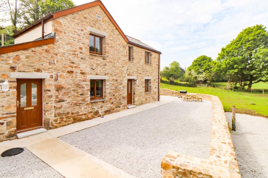 CHYCOOSE BARN, pet friendly, with a garden in St Day