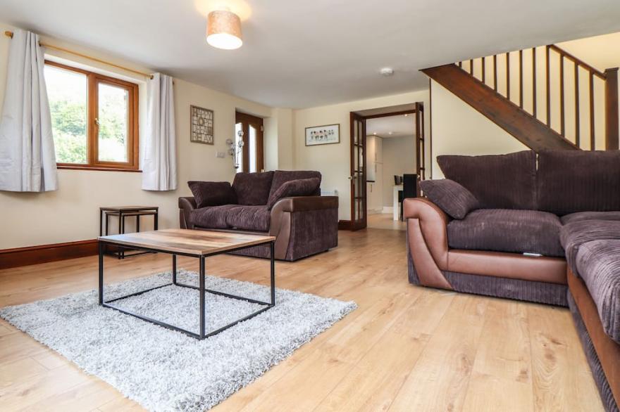 CHYCOOSE BARN, pet friendly, with a garden in St Day