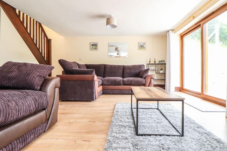 CHYCOOSE BARN, pet friendly, with a garden in St Day