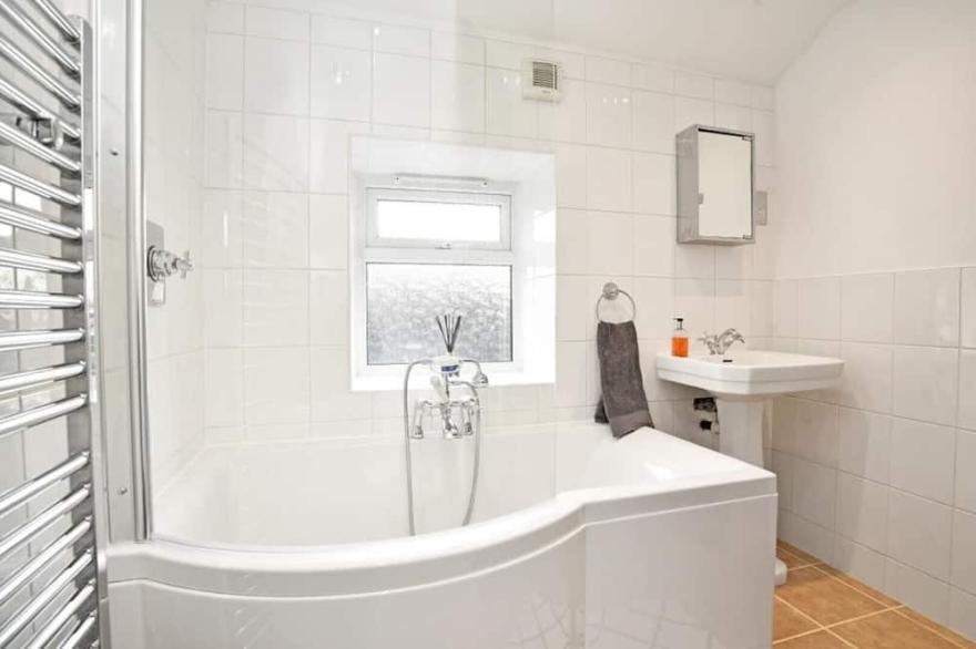 Refurbished 3 bed cottage with log burner - sleeps 5. Pet friendly