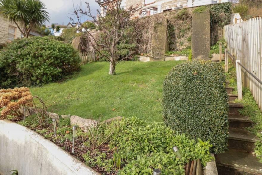 GEORGE COTTAGE, pet friendly, with a garden in Dartmouth