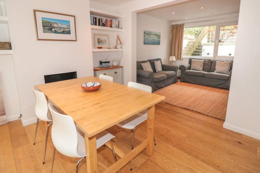 GEORGE COTTAGE, pet friendly, with a garden in Dartmouth