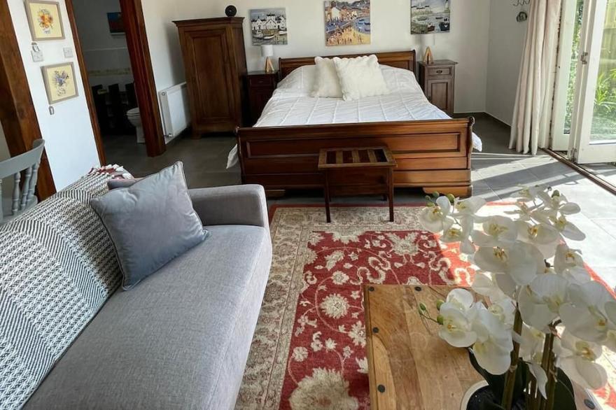 1-Bed luxury studio apartment in Tregony, Truro