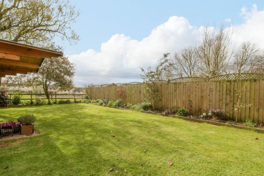 FOREVER HOME, family friendly, with hot tub in Payhembury
