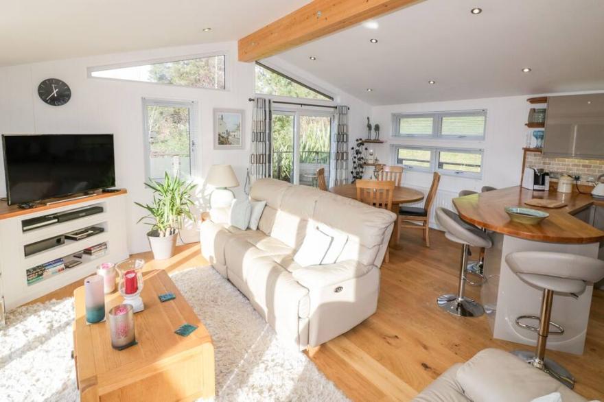 11 LAKE VIEW, country holiday cottage, with hot tub in Lanreath