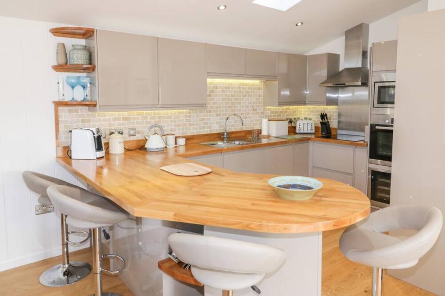 11 LAKE VIEW, country holiday cottage, with hot tub in Lanreath