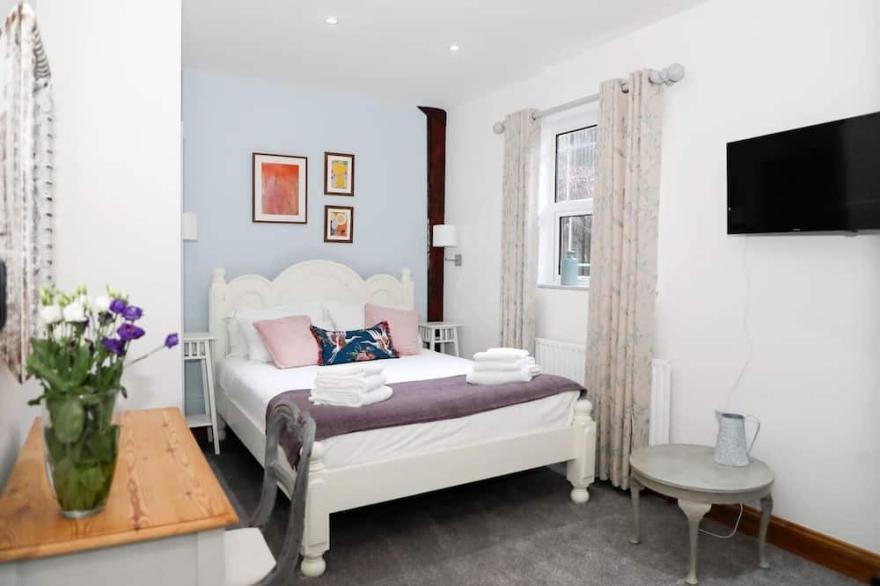 Charming 2-Bed Cottage in Milton Keynes, Sleeps 6