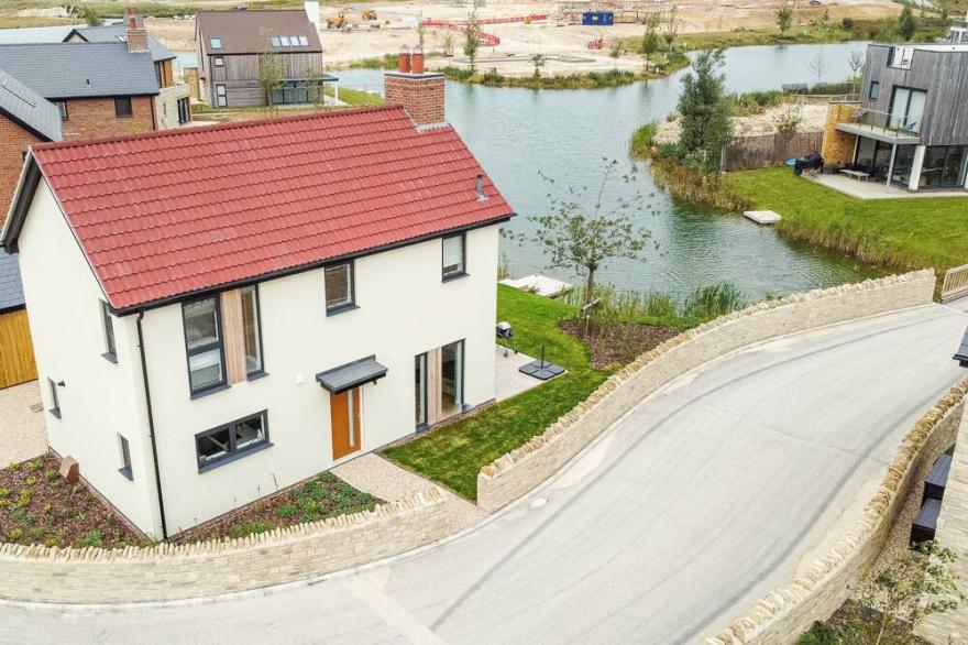Lakeside family friendly property (OI24)