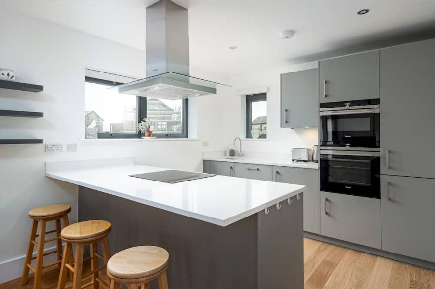 Lakeside family friendly property (OI24)