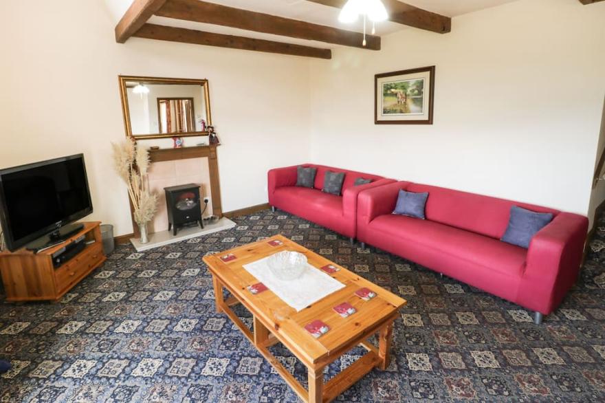 BAY VIEW COTTAGE, pet friendly, with a garden in Fylingthorpe