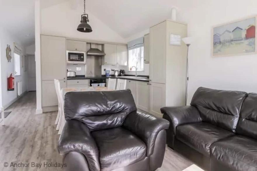 Stunning Beach House - Sleeping 4 in 2 Bedrooms - Pool and Beach Access Included.