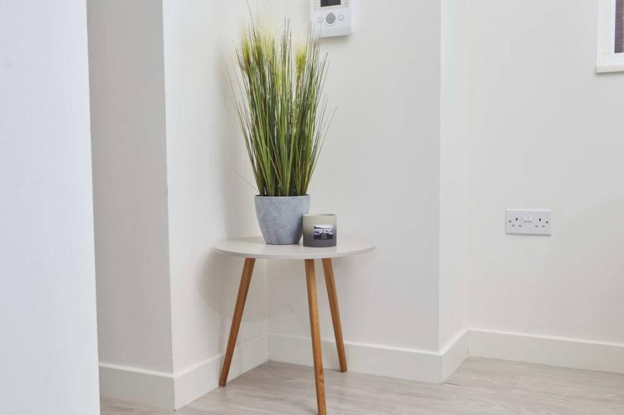 Apartment-Ensuite Shower-Luxury Central Apartment