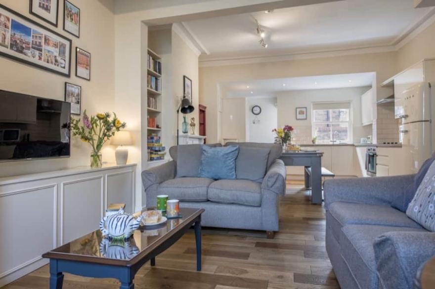 Sleeps 6 Central York 5★Townhouse Parking Courtyard + Pool Table