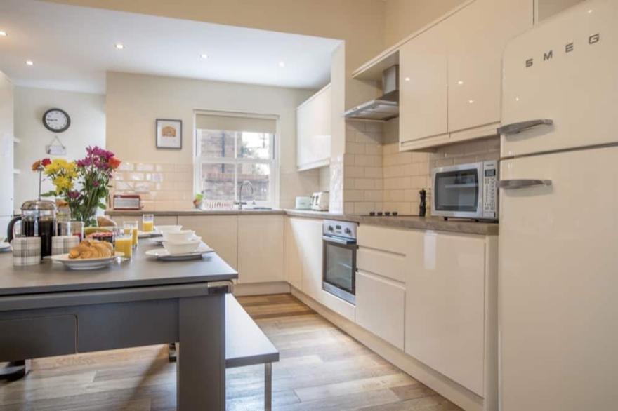 Sleeps 6 Central York 5★Townhouse Parking Courtyard + Pool Table