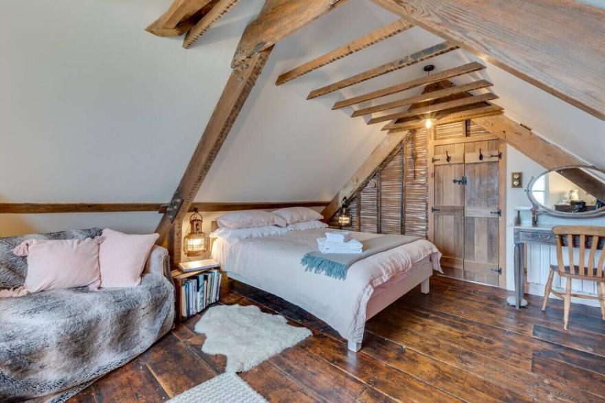 The Attic - One Bedroom Apartment, Sleeps 2