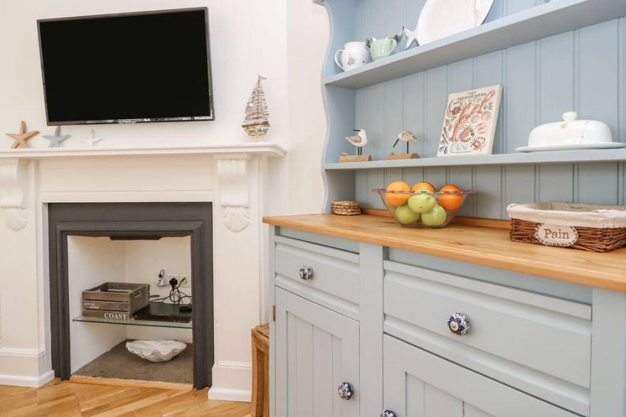SEAGLIMPSE, pet friendly, country holiday cottage in Swanage