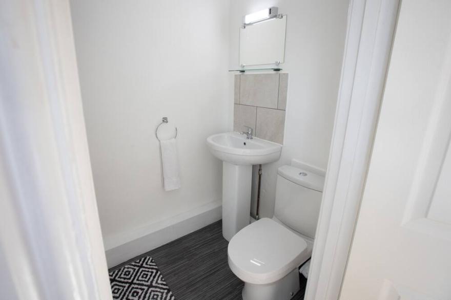 1 BODWEN VILLAS, pet friendly, with a garden in Llangollen