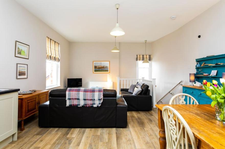 BAYSYDE, pet friendly, country holiday cottage in Alnmouth