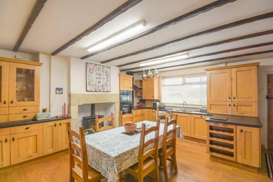 CREEL COTTAGE (AMBLE), pet friendly, with open fire in Amble