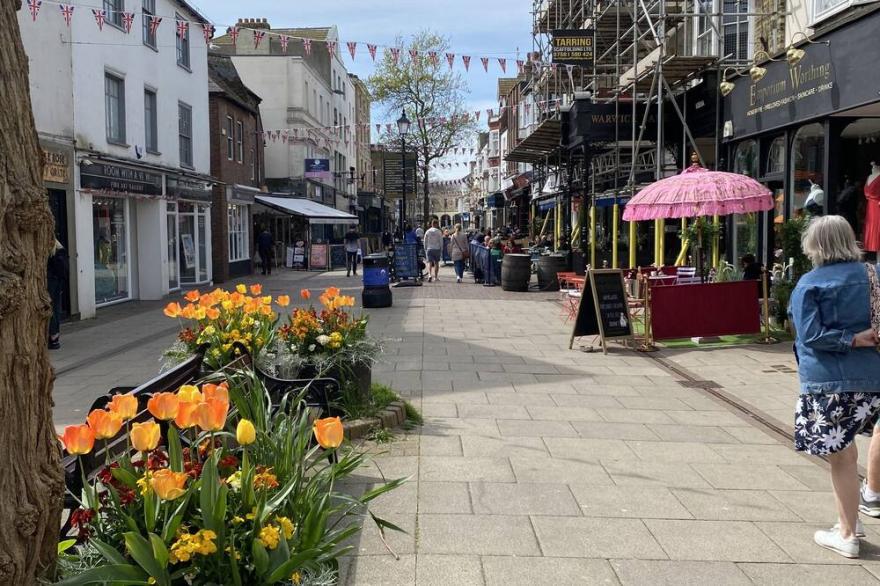 Beautiful cosy seafront 2 bed apartment with private parking - sleeps 4