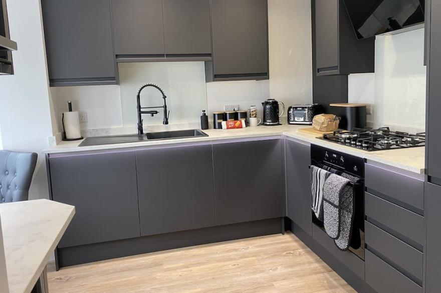 Beautiful cosy seafront 2 bed apartment with private parking - sleeps 4