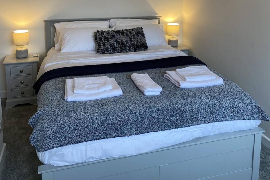 Beautiful cosy seafront 2 bed apartment with private parking - sleeps 4