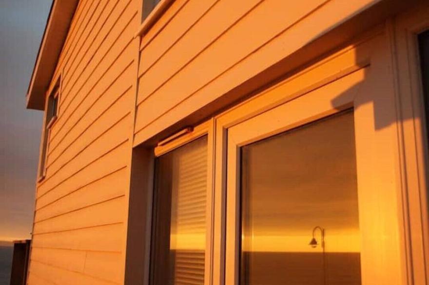 Beautiful 2 Bedroom House By the Sea