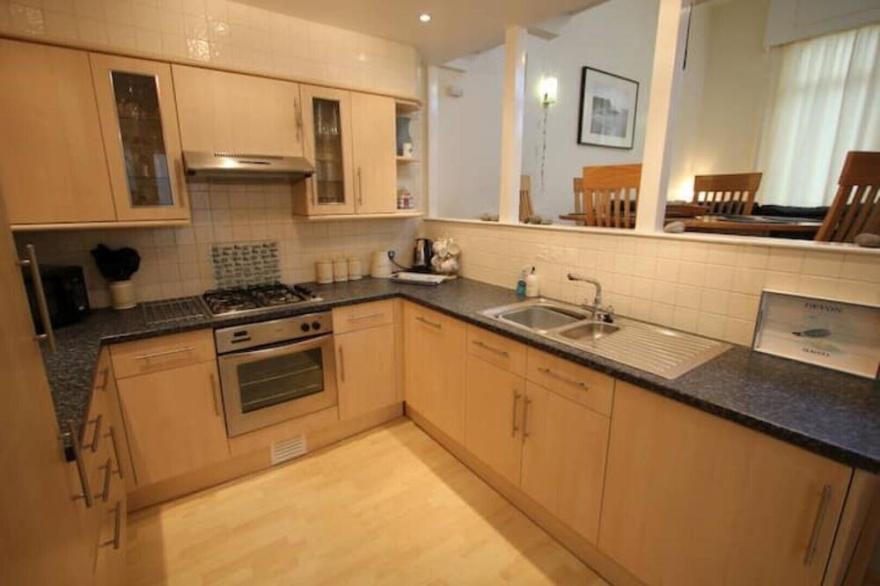 Beautiful 2 Bedroom House By the Sea
