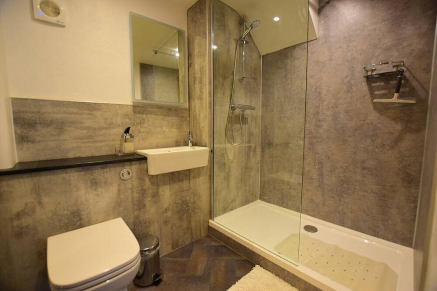 Barn End - Three Bedroom House, Sleeps 6