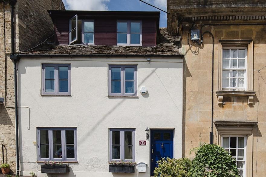 Christmas Cottage, Tetbury - sleeps 4 guests  in 2 bedrooms