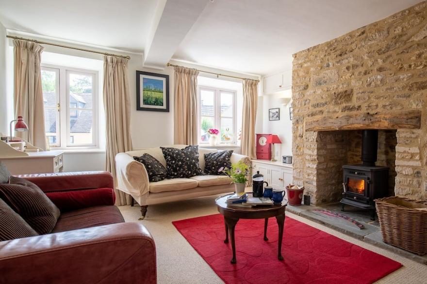 Christmas Cottage, Tetbury - sleeps 4 guests  in 2 bedrooms