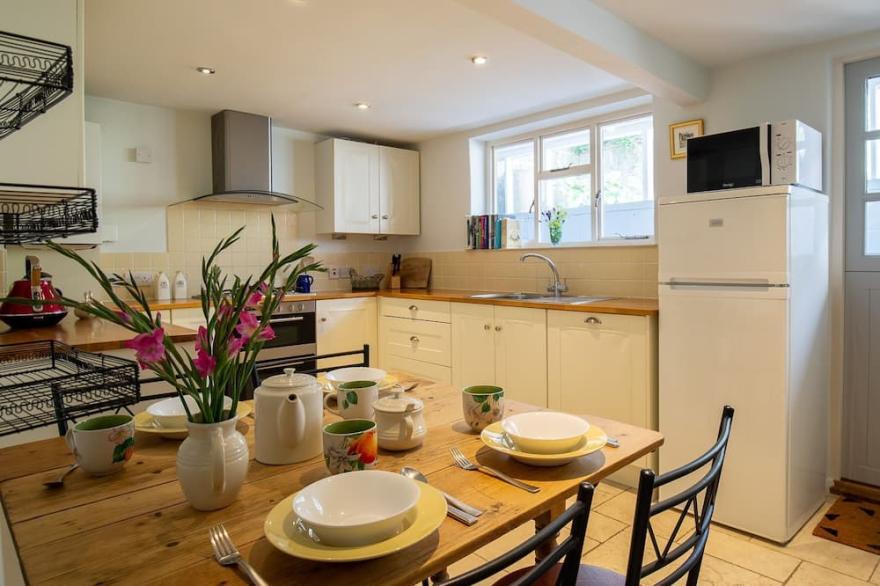 Christmas Cottage, Tetbury - sleeps 4 guests  in 2 bedrooms