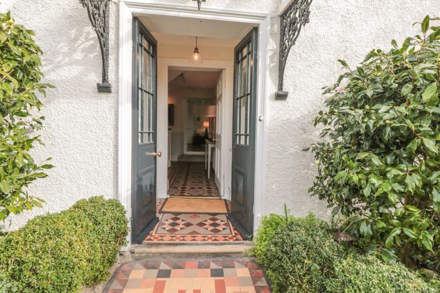 ROSEVINE, pet friendly, luxury holiday cottage in Slapton