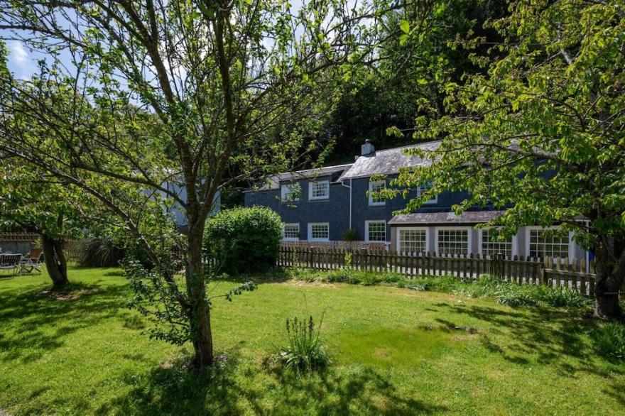 The Boathouse - Four Bedroom House, Sleeps 8