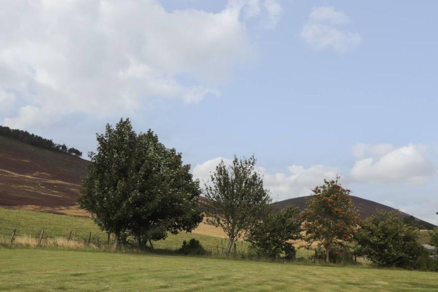 BEN VIEW, character holiday cottage, with a garden in Dufftown